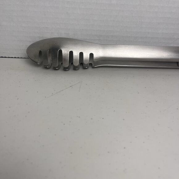 Le Creuset Locking Tongs Revolution 12" Stainless Steel Dull Tipped Scalloped - Picture 11 of 16